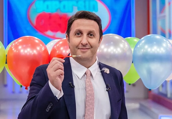 Ben Bilmem Eşim Bilir ve Yaparsın Aşkım programlarının sunuculuğunu üstlenen İlker Ayrık, şimdilerde "Gerçekler Acıdır" programıyla gündemde. Görseli