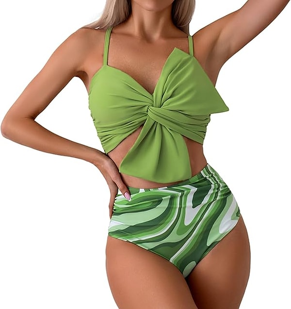 Öndeki büyük düğüm detayı ile iddialı bir bikini takımı. Görseli