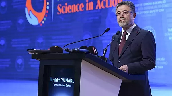 "Sanki yediğimiz her gıdada çok fazla pestisit varmış, çiftçilerimizin tamamı bunu yapıyormuş gibi vatandaşımızı paniğe sevk edici konuların gündeme getirilmesini iyi niyetli görmüyoruz. Avrupa Birliği ile tam uyum halindeyiz'' diyen Bakan Yumaklı, şunları söyledi: Görseli