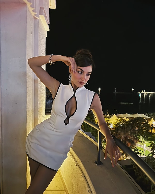 Ünlü oyuncu Hande Erçel'in giydiği dekolteli elbise, moda dünyasında yeni bir trendin habercisi gibi!