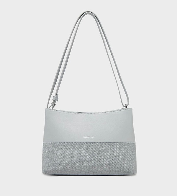 6. Bu Calvin Klein çanta, tatil dönüşü şıklığını tamamlayacak minimalist ama havalı bir aksesuar!