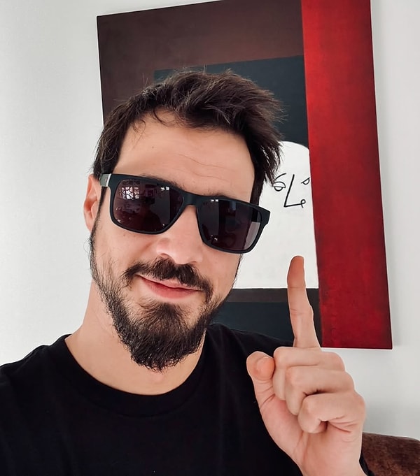 Mert Yazıcıoğlu, hem özel hayatıyla hem de oyunculuk performanslarıyla dikkatleri üzerine çeken, yakışıklılığıyla olduğu kadar rolleriyle ilgi toplayan isimlerden biri. Görseli