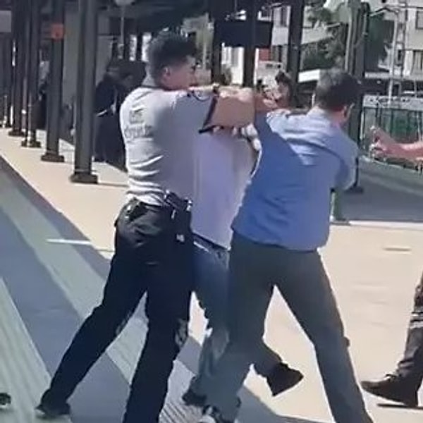 "Tehditler nedeniyle evimde kalamıyorum. Artık asla mavi gömlek giymeyeceğim."