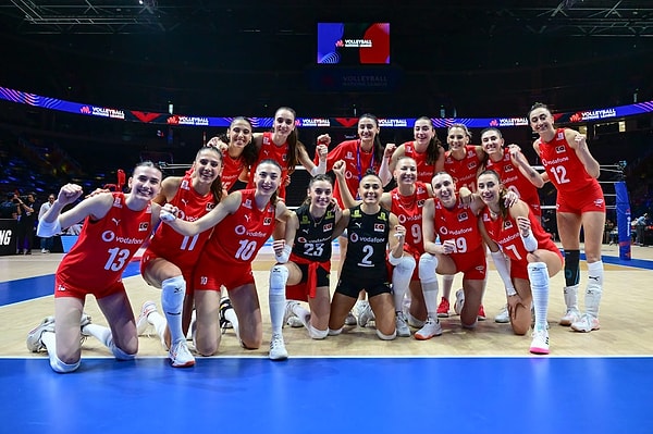 A Milli Kadın Voleybol Takımımız'da kaptan Simge Aköz, Fransa galibiyetinin ardından TRT Spor'a konuk oldu Görseli