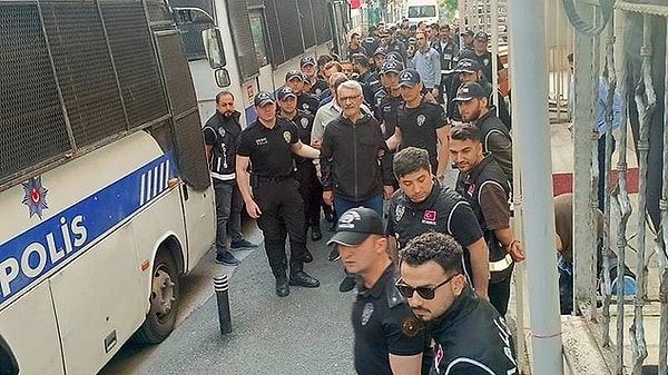 İBB’ye yapılan 5. dalga operasyonda gözaltına alınan başkan ve bürokratların görüntüleri çok konuşulmuştu. Görseli
