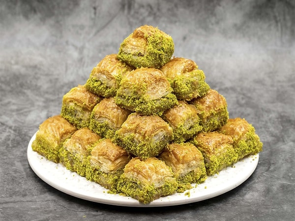Adana’da Çukurova Üniversitesi (ÇÜ) Gıda Mühendisliği Bölümü Öğretim Üyesi Prof. Dr. Işıl Var, Kurban Bayramı öncesi satışa sunulan baklava çeşitlerini, mikrobiyolojik açıdan laboratuvarda inceledi. Görseli