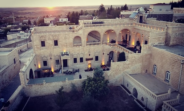 Uzak Şehir'in konusu ve oyunculukları kadar çekimlerinin yapıldığı Mardin'in Midyat ilçesi ve özellikle Albora Konağı da dikkat çekiyor. Görseli