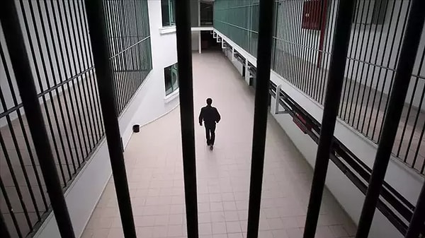 Konutta infaz hakkı, kadın, çocuk veya 65 yaşını bitirmiş kişiler bakımından bu süre 1 yıldan 3 yıla kadar olacak. 70 yaşını bitirmiş kişiler bakımından 2 yıldan 4 yıla, 75 yaşını bitirmiş kişiler için ise 4 yıldan 5 yıla çıkacak. 80 yaşını bitirmiş kişiler için 6 yıla kadar hapis cezasının konutta infazına karar verilebilmesine imkan tanınacak.