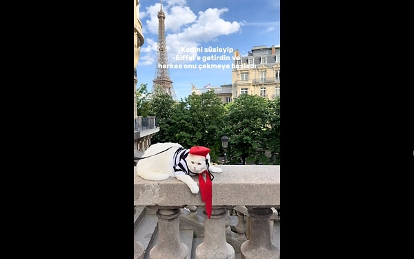 Paris şıklığı ile Eyfel'in önünde yerini alan Coco turistlerin dikkatini çekti. Görseli