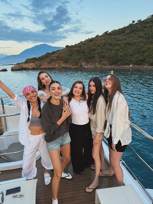 Bien sûr, nous étions heureux de voir Hande Erçel et Hakan Sabancı s'amuser avec un grand groupe d'amis, mais il y avait un autre détail que personne ne savait quoi dire.