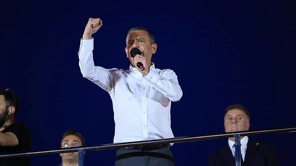 ''Ne yaparlarsa yapsınlar ne Hakan Başkan'ı ne Ekrem Başkan'ı yenemeyecekler. Kötülük kaybedecek, iyilik kazanacak. Bir bakın Hakan'ın babasının gözlerine, bakın anneme. Ahlaki üstünlük kimde görüyor musun Erdoğan? Elbette biz kazanacağız, haklıyız. Bunlar annemin gözyaşlarında boğulacaklar'' diyen Özel sözlerine şöyle devam etti: