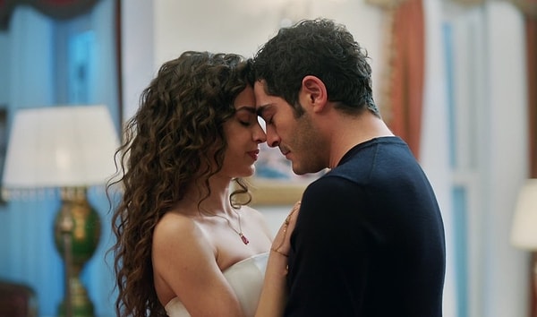 Su Burcu Yazgı Coşkun ve Burak Deniz'in başrollerinde yer aldığı Bir Gece Masalı dizi bir süredir belirsiz akıbetiyle gündemdeydi.