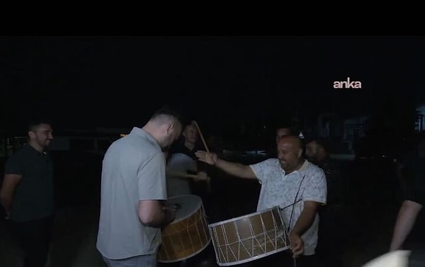 Tahliye edilen mahkumların davul ve zurna eşliğinde karşılanması dikkat çekti. Görseli