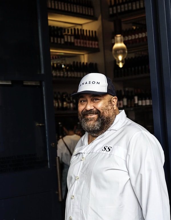 Somer Sivrioğlu, die samen met Mehmet Yalçınkaya en Danilo Zanna in de jury zat van de kookwedstrijd MasterChef Turkey, won met zijn stijl en uitgesproken commentaar bewondering van de kijkers. Ook vanwege zijn privéleven is hij een vaste gast in de tijdschriften.