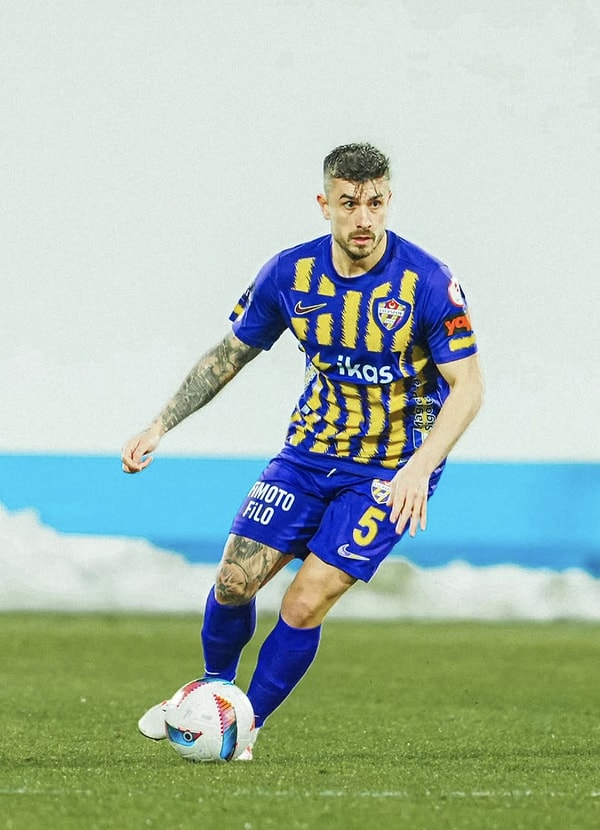 Futbolculuk kariyerine Eskişehirspor’da başlayan, ardından Beşiktaş ve Trabzonspor gibi büyük takımların formasını terleten Dorukhan Toköz, şimdilerde Süper Lig ekiplerinden Eyüpspor’da top koşturuyor. Görseli