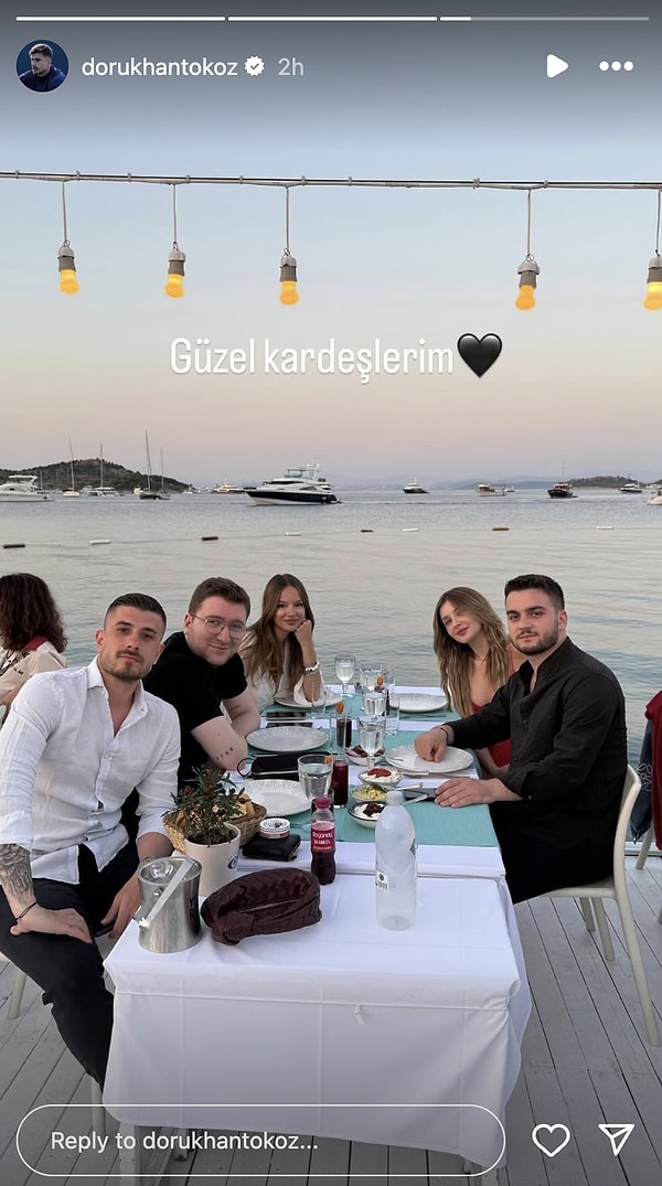 İddialar alevlenince hemen telefonu eline alan Toköz sosyal medya hesabından masadaki tüm arkadaşlarının olduğu fotoğrafı paylaşarak yalnız olmadıklarını gösterdi.