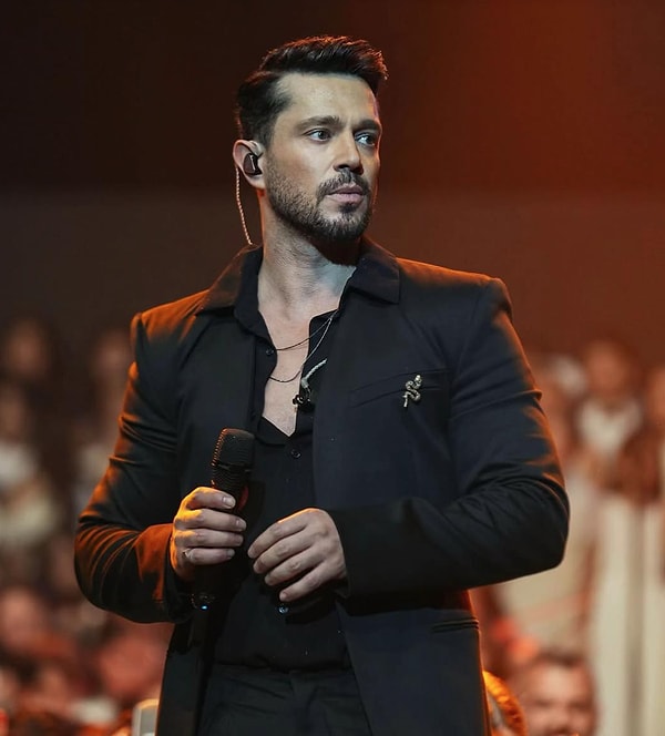 Murat Boz, uma das lendas do pop turco, continua sendo comentado não apenas por sua carreira musical, mas também por sua aparência aos 45 anos.