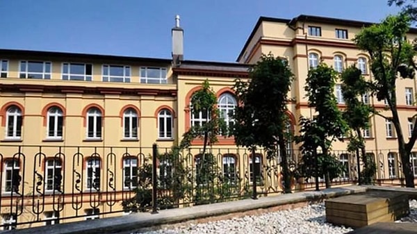 Milyonlar havada uçuşuyor. Görseli