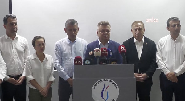 Özgür Özel ve Manisa Celal Bayar Üniversitesi Hafsa Sultan Hastanesi başhekimi açıklamalarda bulundu.