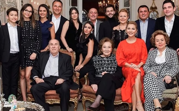 La famiglia Sabancı, che ha cresciuto i più potenti imprenditori turchi a partire dagli anni '50, è nota per il suo enorme impero che si estende dal settore bancario a quello energetico, dal tessile all'istruzione.