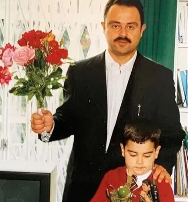 Faruk, che ha perso il padre Mehmet Sabancı a causa di un infarto quando aveva solo 12 anni, ha iniziato a percorrere la sua strada come un bambino solitario piuttosto che come un Sabancı.