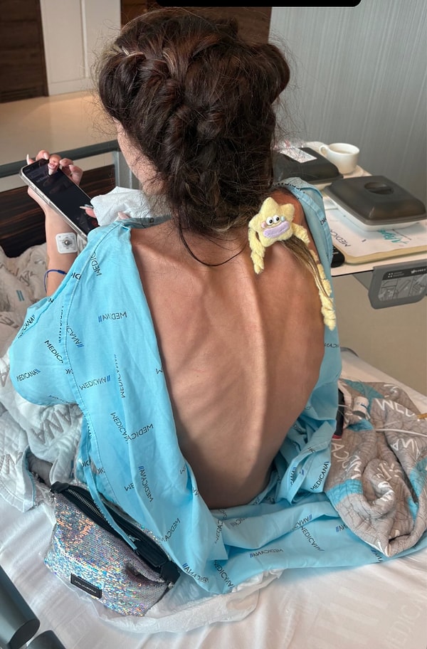 Anoreksiya belirtileri gösterdiği, hızla kilo verdiği ve sağlık durumunun riskli seviyelere geldiği açıklanan ve 37 kilo olduğu belirtilen Nihal Candan son olarak yoğun bakıma alındı.