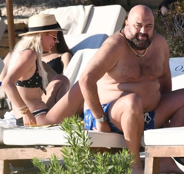 2021 senesinde evliliği biten Somer Sivrioğlu, boşanmanın ardından magazin radarına sık sık girmeye başladı. Kendisinin adı önce Ayşe Özyılmazel ile yaşadığı kısa süreli ilişkiye anıldı. Görseli