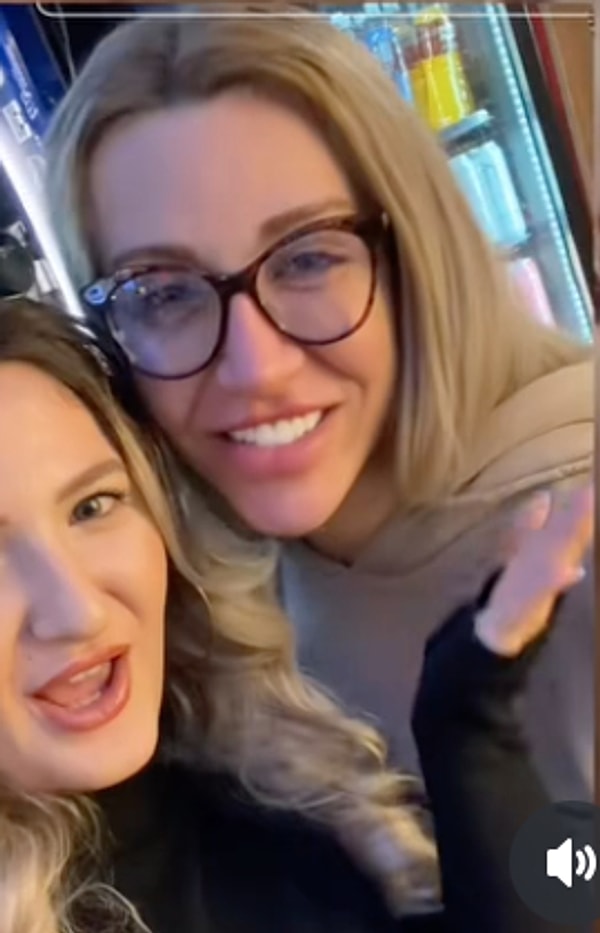 Mika, il cui nome siamo abituati a sentire sui social media, è apparso di recente in immagini ritoccate con Photoshop e senza trucco.