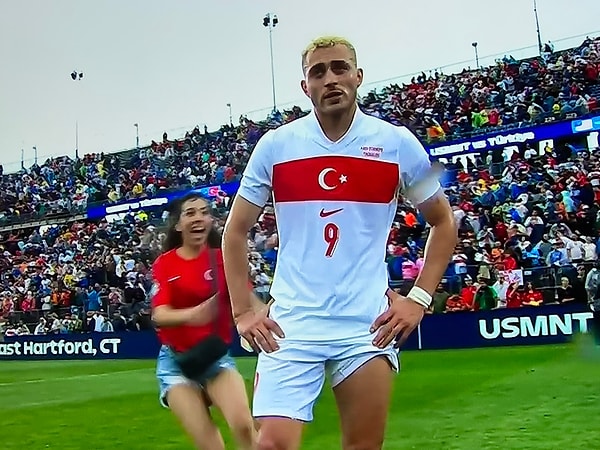 ABD'nin ev sahipliğinde oynanan maçta kadın taraftarın sahaya atlayıp Barış Alper'e sarılması sosyal medyada gündem oldu Görseli