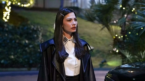 Demet Özdemir’in yıldızı Sana Bir Sır Vereceğim dizisindeki Aylin rolüyle parladı ama asıl büyük çıkışını Erkenci Kuş ile yaptı. Görseli