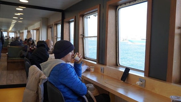 İstanbul manzarasında çalışma molası.
