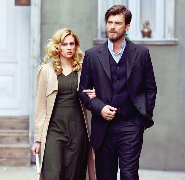 2014 yılında Star TV’de izleyiciyle buluşan Kurt Seyit ve Şura, Ay Yapım imzalı dev prodüksiyonlardan biriydi. Görseli