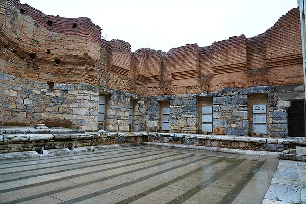 The Interior Structure and Books of the Celsus Library