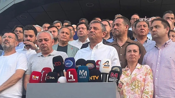 Gözyaşlarına hakim olamayan Özel, Zeyrek'in cenaze programını açıkladı. Zeyrek'in annesinin oğlunun öldüğünden haberi olmadığını belirten Özel açıklamasında şunları söyledi: Görseli