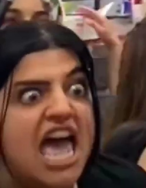 Hepimizin iyi bildiği ünlü bir kozmetik mağazasının indirim günündeki tartışmasıyla gündem olan Beyza Galiba'yı kesin görmüşsünüzdür. Görseli