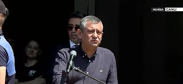 CHP Genel Başkanı Özgür Özel de yol arkadaşı Ferdi Zeyrek'in cenaze törenine katıldı. Özel'in konuşma yaptığı sırada gözyaşlarını tutamadığı da görüldü. Görseli