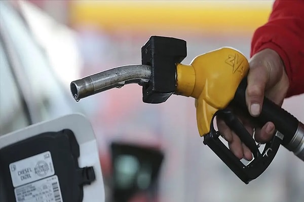 Sosyal medya hesabından paylaşım yapan gazeteci Olcay Aydilek, artan brent petrol fiyatları nedeniyle benzinin litre fiyatına cuma gününden itibaren geçerli olmak üzere 1 TL zam yapılacağını açıkladı. Görseli