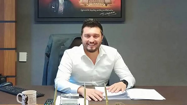 İzmir'de uzun yıllar gazetecilik yapan Güney Karşıyaka Belediye Başkanı yardımcılığı görevini üstlenmişti. Görseli
