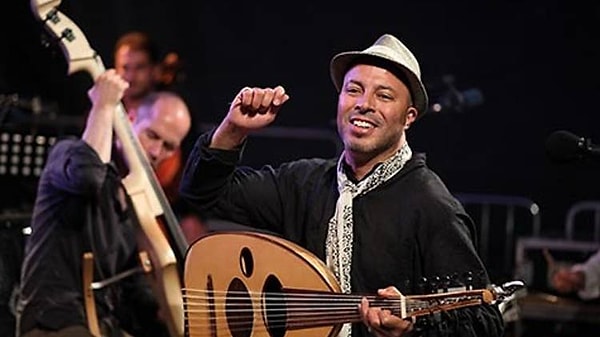 Dünyadaki sayılı oktav aralığına sahip seslerden Dhafer Youssef özleyenlerine yeniden kavuşuyor.