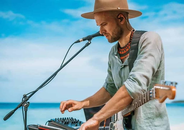 Veee gönlümüzün bir tanecik DJ ve prodüktörü, gülen yüzü ve muhteşem sound'u ile Monolink, Bliss Out Festivali kapsamında bizlerle buluşuyor.