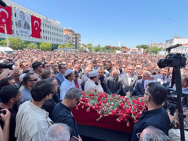 Siyasiler de görkemli cenaze törenine katıldı.