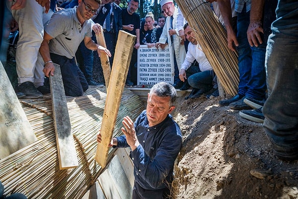 Özgür Özel, arkadaşı Ferdi Zeyrek'i kendi elleriyle toprağa koydu 👇