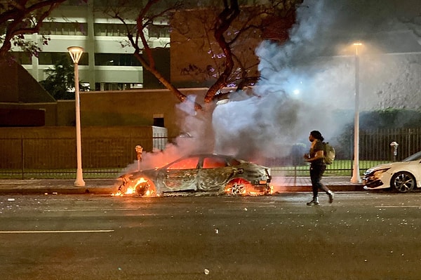Son saatlerde Los Angeles başta olmak üzere Kaliforniya genelinde, ABD Göçmenlik ve Gümrük Muhafaza (ICE) birimlerinin düzenlediği geniş çaplı baskınlar olayları alevlendirdi. Görseli