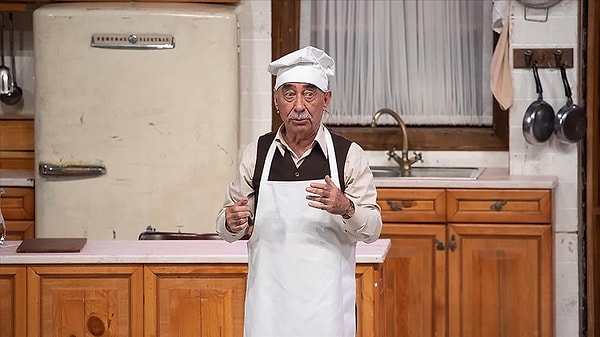 1977 yılından beri sahnelenen Zengin Mutfağı oyunu, dün akşam son kez Harbiye Cemil Topuzlu Açıkhava Tiyatrosu'nda sahnelendi. Görseli