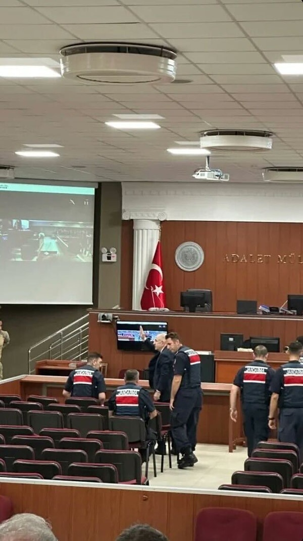 Ümit Özdağ’ın mahkeme salonundaki görüntüsü 👇 Görseli