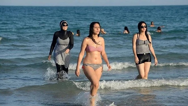 Çok konuşulacak yönergede, “Halka açık plajlarda ve havuzlarda daha mütevazı mayolar (burkiniler ya da vücudun daha fazla kısmını örten mayolar) giyilmesi gerekmektedir. Plaj ve diğer yerler arasında hareket ederken, mayoların üzerine plaj örtüsü ya da (kadınlar için) bol bir bornoz giyilmesi gerekmektedir" denildi.