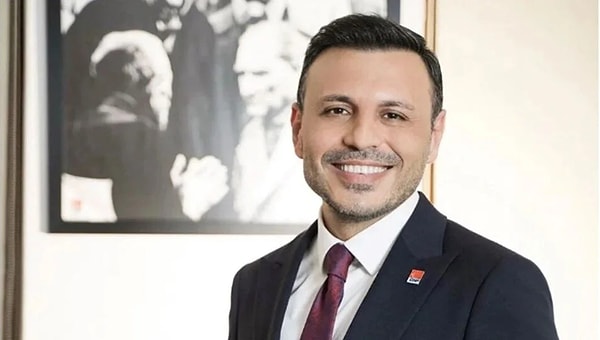 Kararın ardından sosyal medya hesabından paylaşım yapan CHP İstanbul İl Başkanı Özgür Çelik, şunları söyledi: