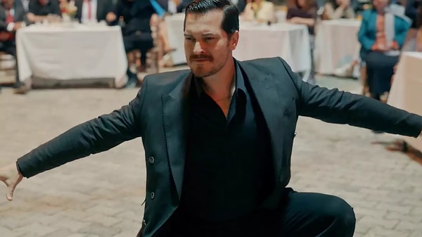 Çağatay Ulusoy ve Demet Özdemir'in rol aldığı Eşref Rüya'nın son bölümüne zeybek performansı damga vurdu. Görseli