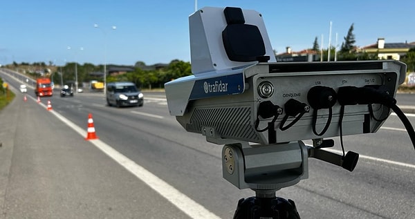 Bayram için yola çıkan vatandaşlar, karşılaştıkları ‘gizlenmiş’ radarlarla büyük zorluklar yaşamış, kendilerine ‘tuzak’ kurulduğunu iddia etmişti. Görseli