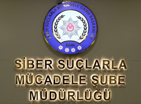 Bir dönem kara para aklama ve yasa dışı bahis iddialarıyla peş peşe operasyonlar düzenlenen yüksek takipçili sosyal medya fenomenlerine bir operasyon daha yapıldı. Görseli